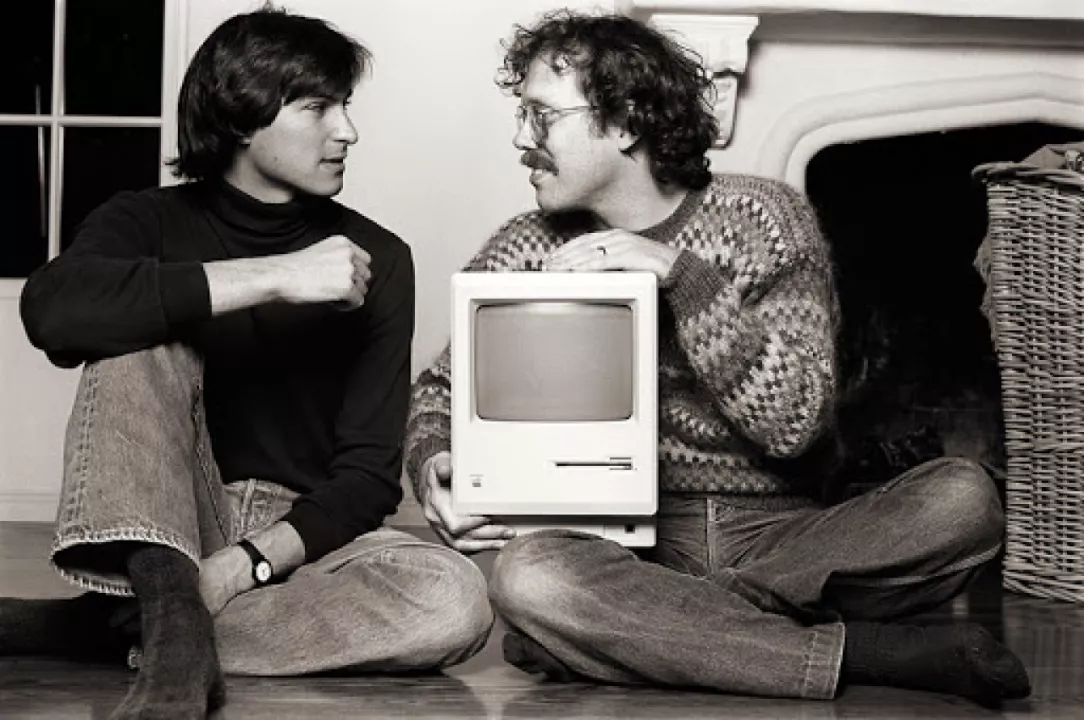 Steve Jobs und Bill Atkinson mit einem original Macintosh. Der übrigens im inneren alle Unterschriften des Macintosh-Teams eingraviert hatte.