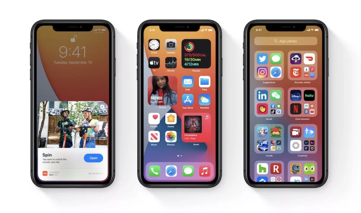 Drei iPhones auf deren Bilschirmen man seiht, wie viele abgerundete Ecken das User Interface hat.