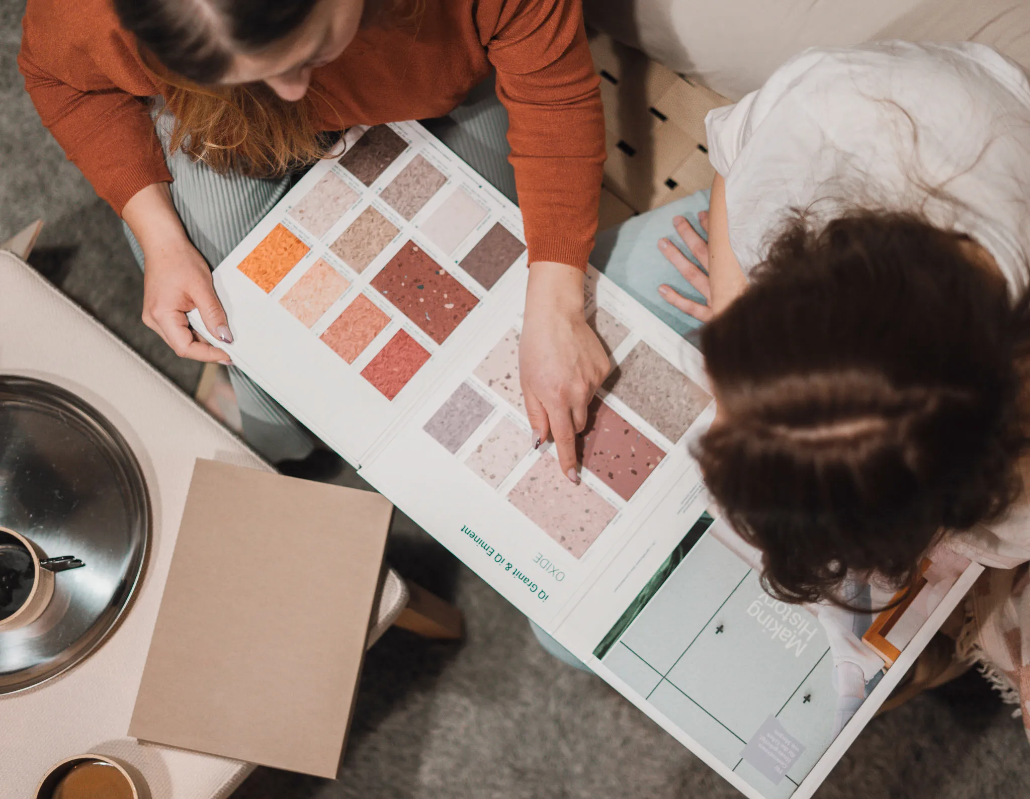 Caro und Johanna blättern Farbkataloge durch