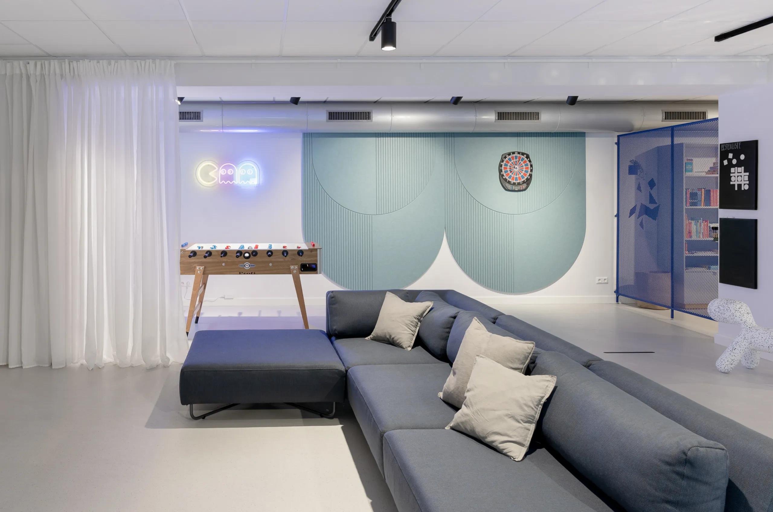 Raumkonzpet mit Kickertisch und Sofa.