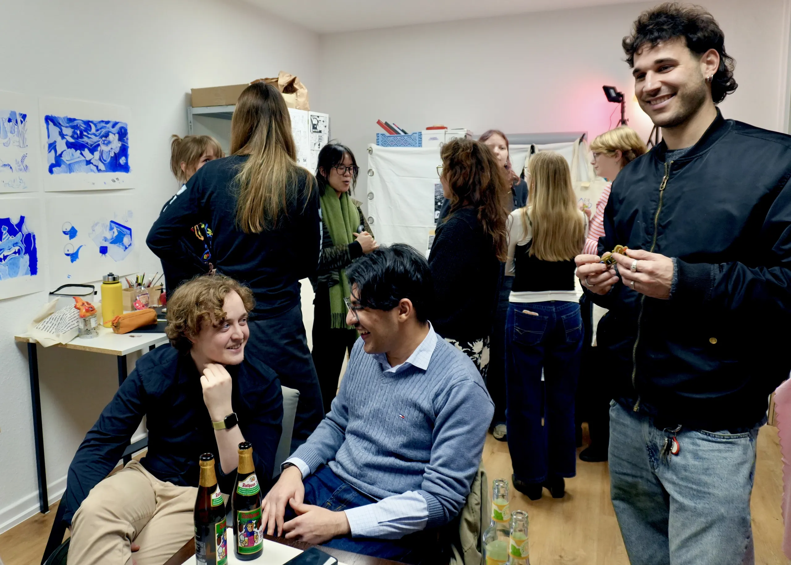 Viele Leute im Atelier Hund