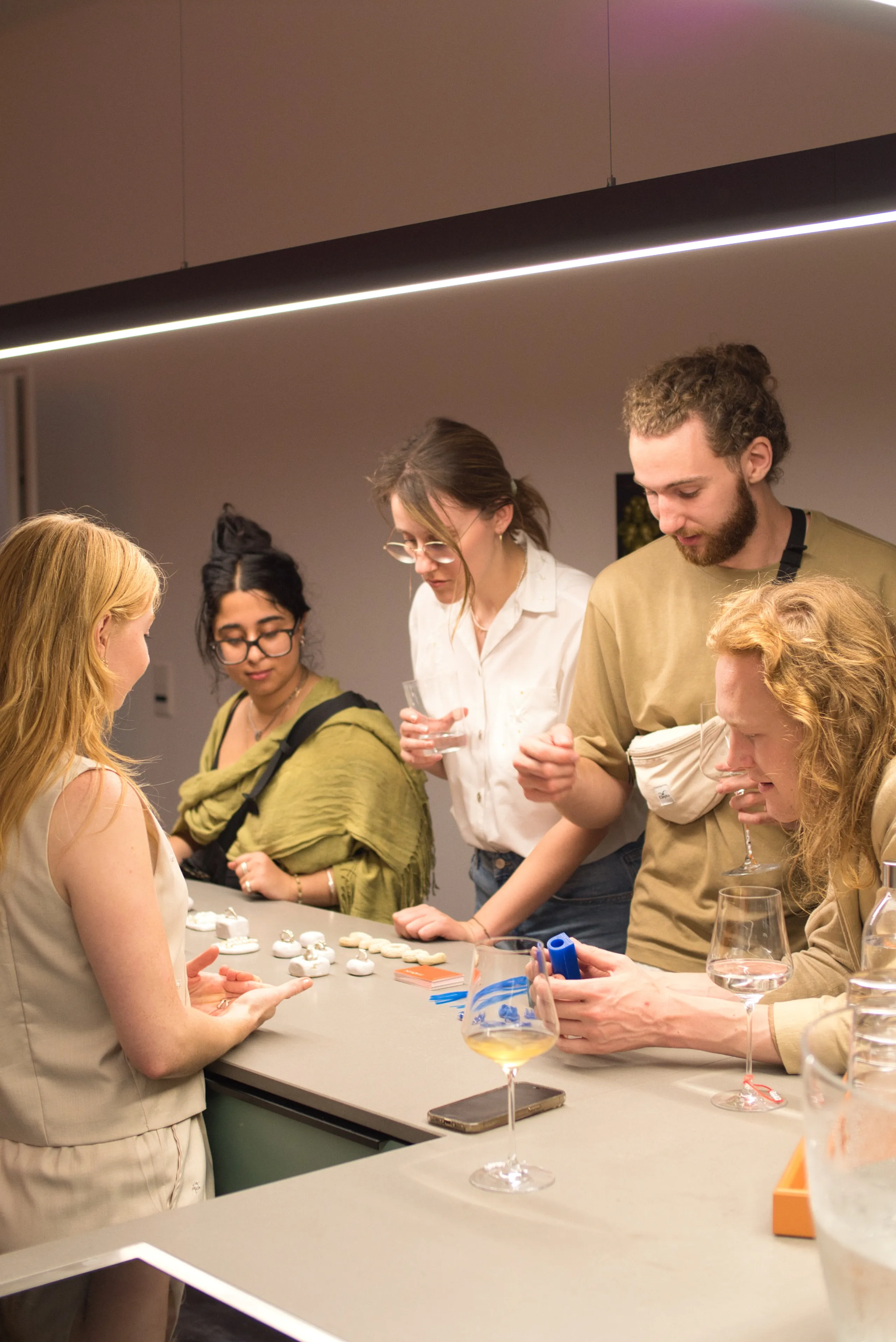 Es wird schmuck betrachtet