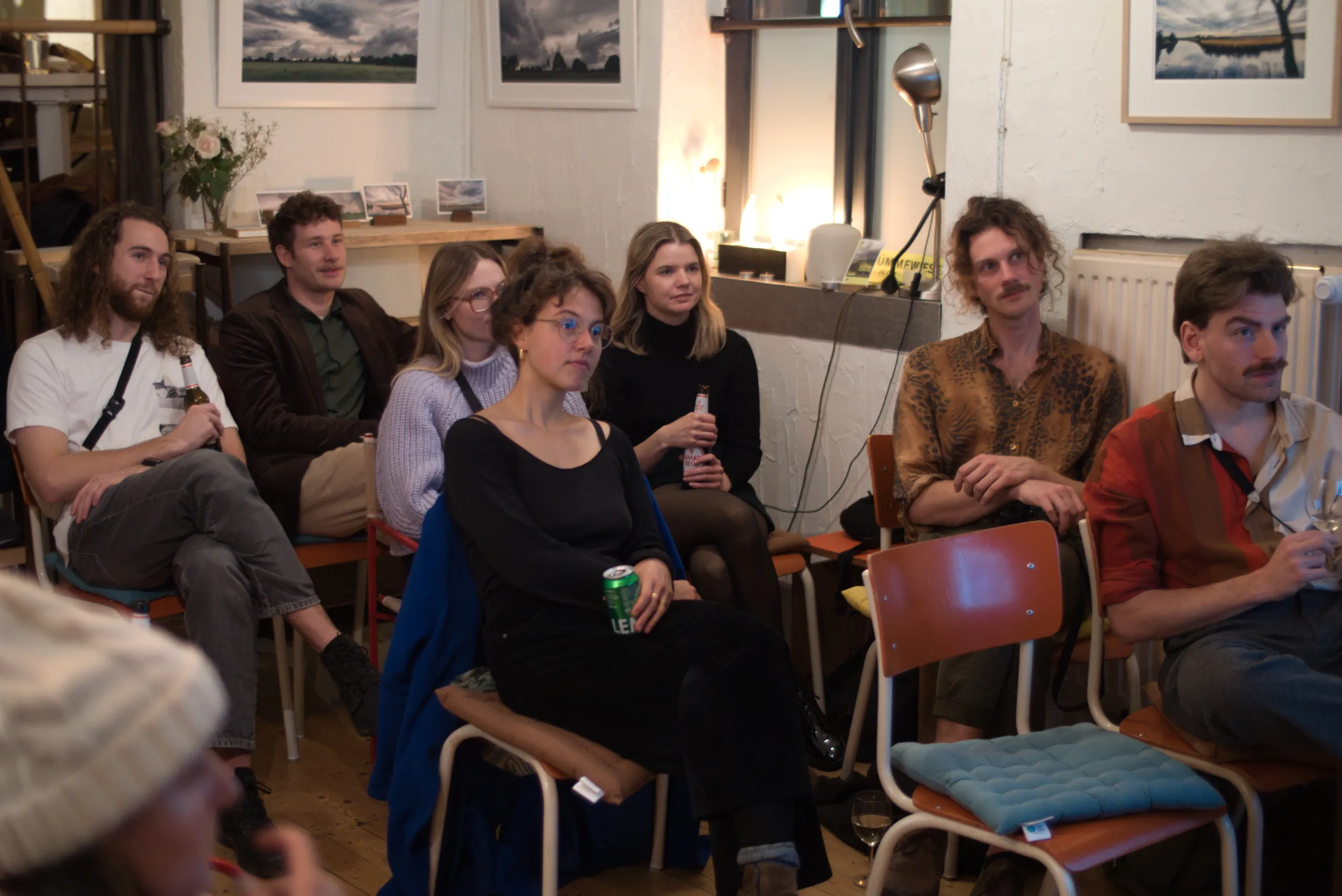 Menschen lauschen gebannt einem Vortrag