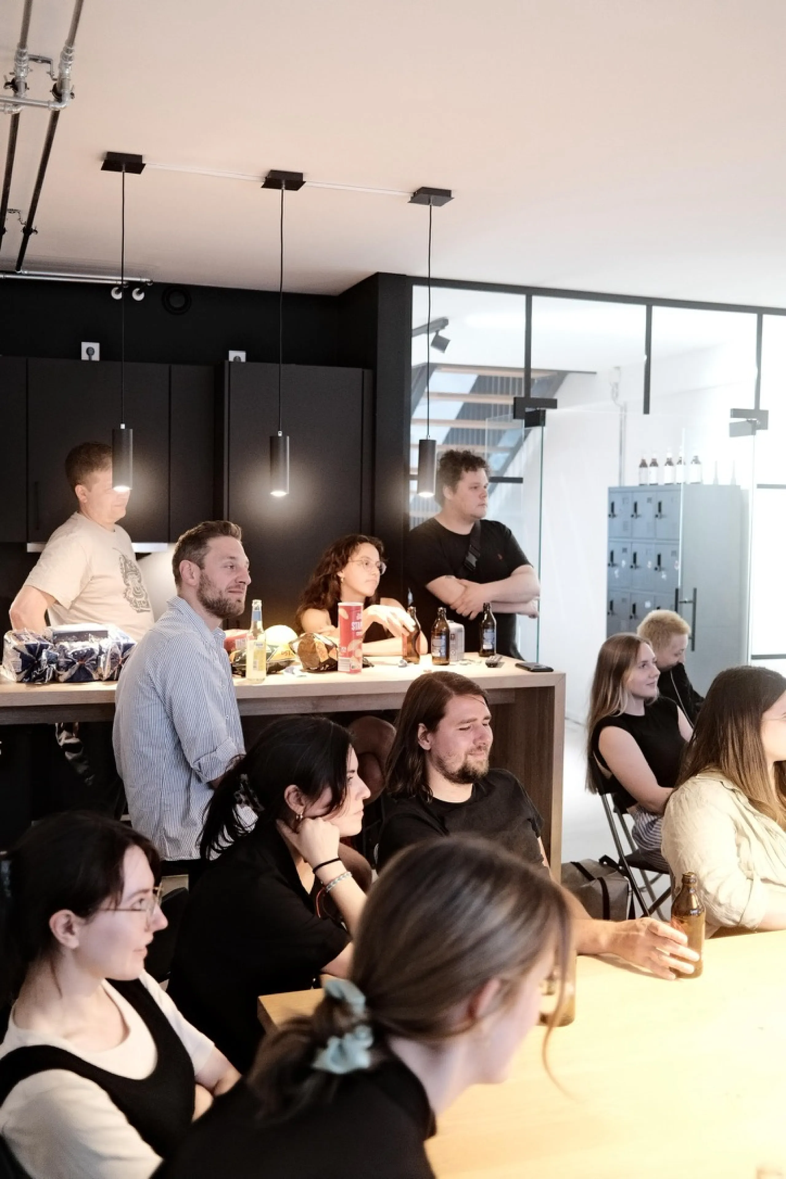 Schon wieder Menschen, die gebannt einem Vortrag lauschen