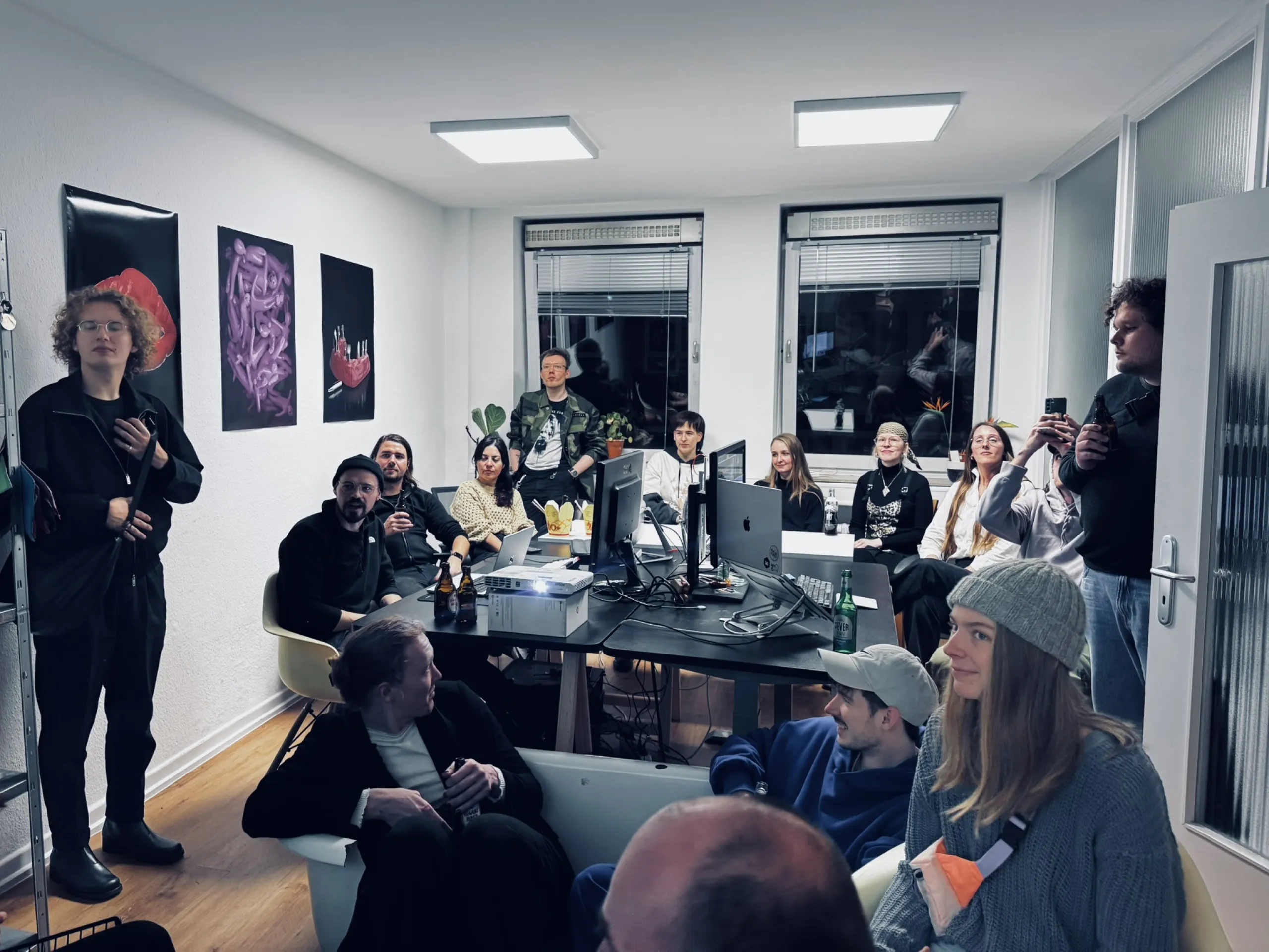 und noch mehr Menschen, die gebannt einem Vortrag lauschen