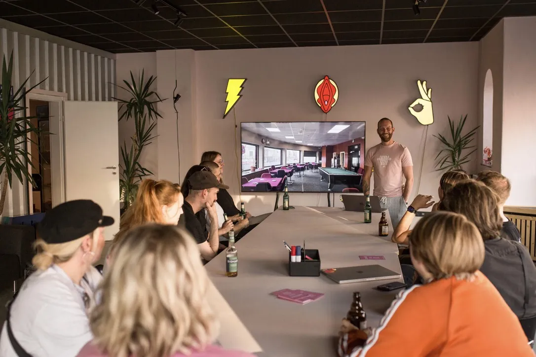 Gut gelaunte Runde im Lonely Planet Girl