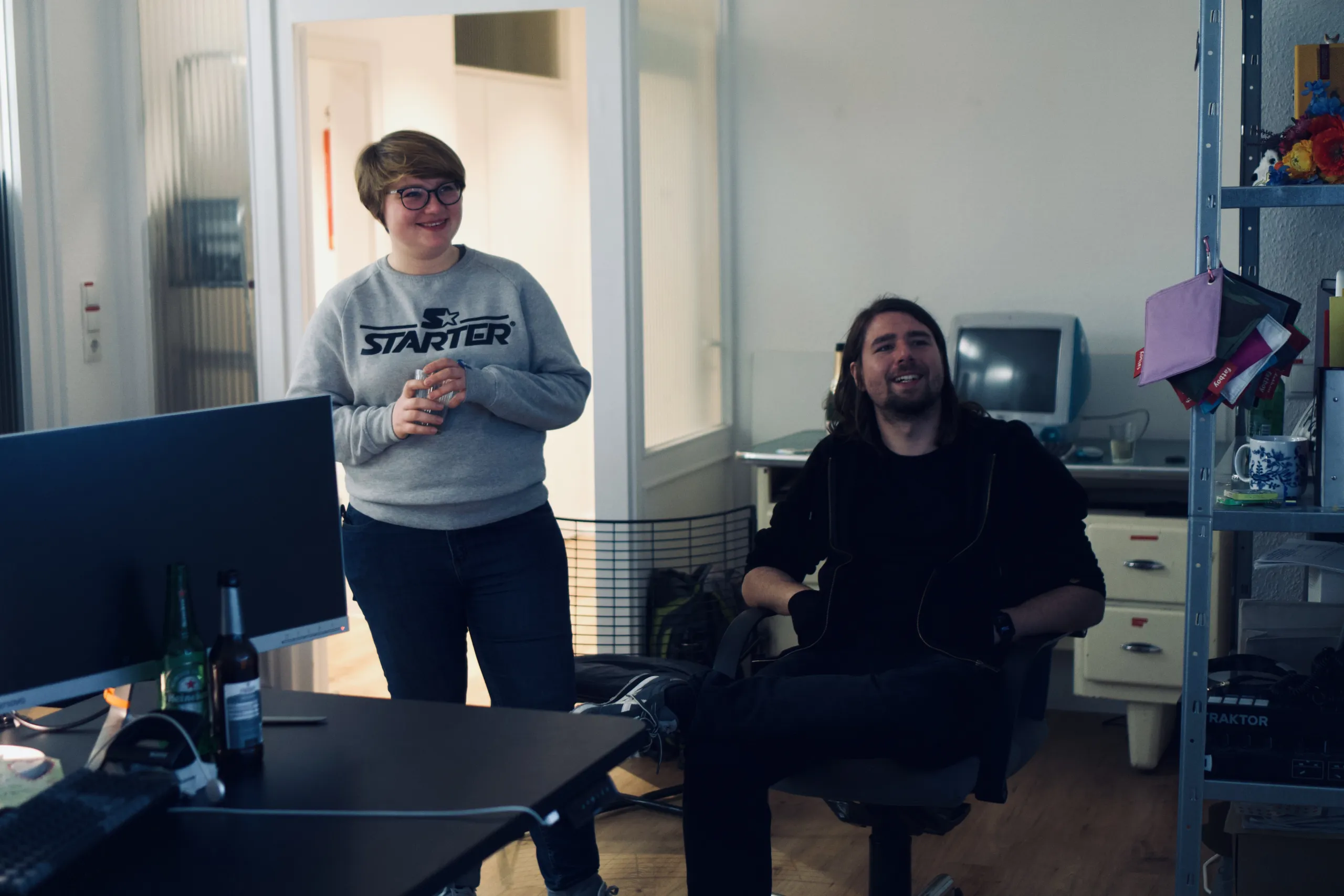 Zwei Menschen schauen aus dem Bild.