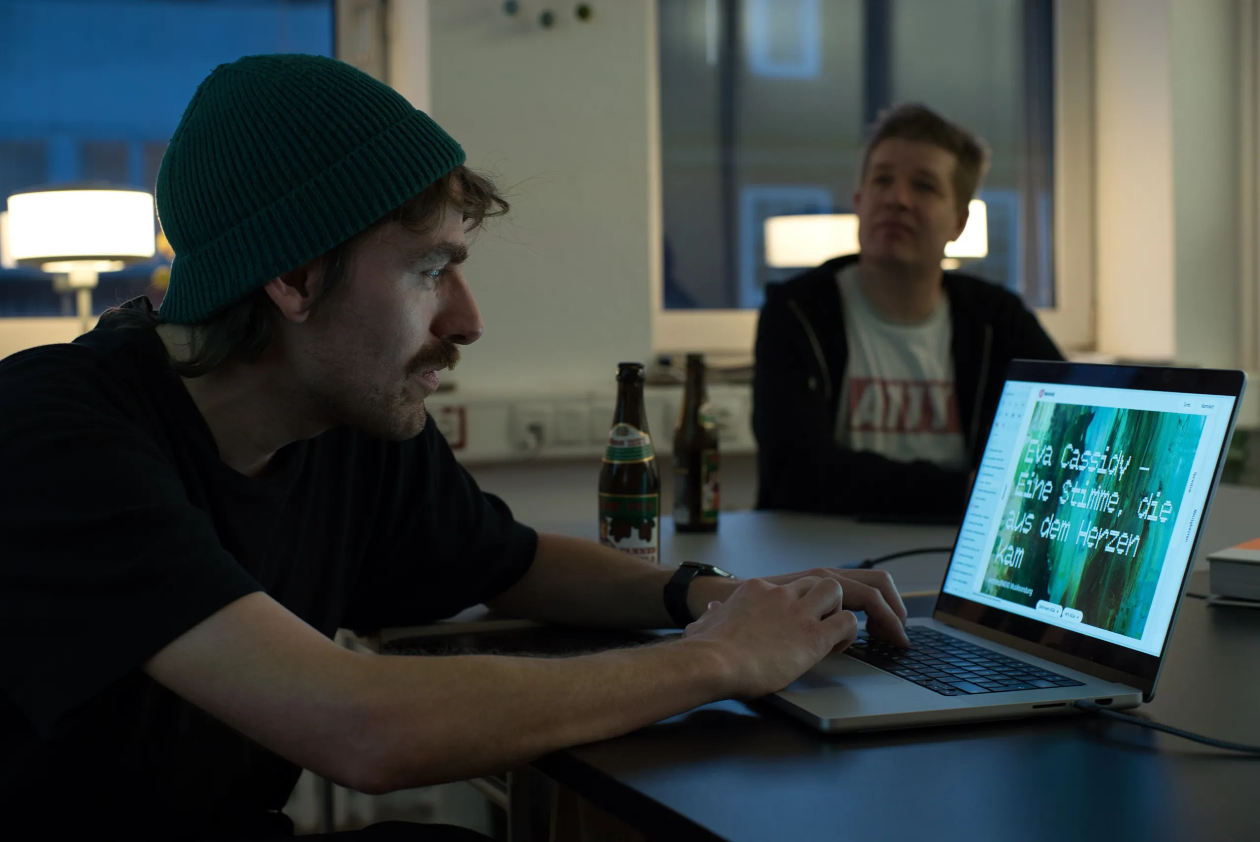 Jonas Rebmann schaut auf ein Laptop.