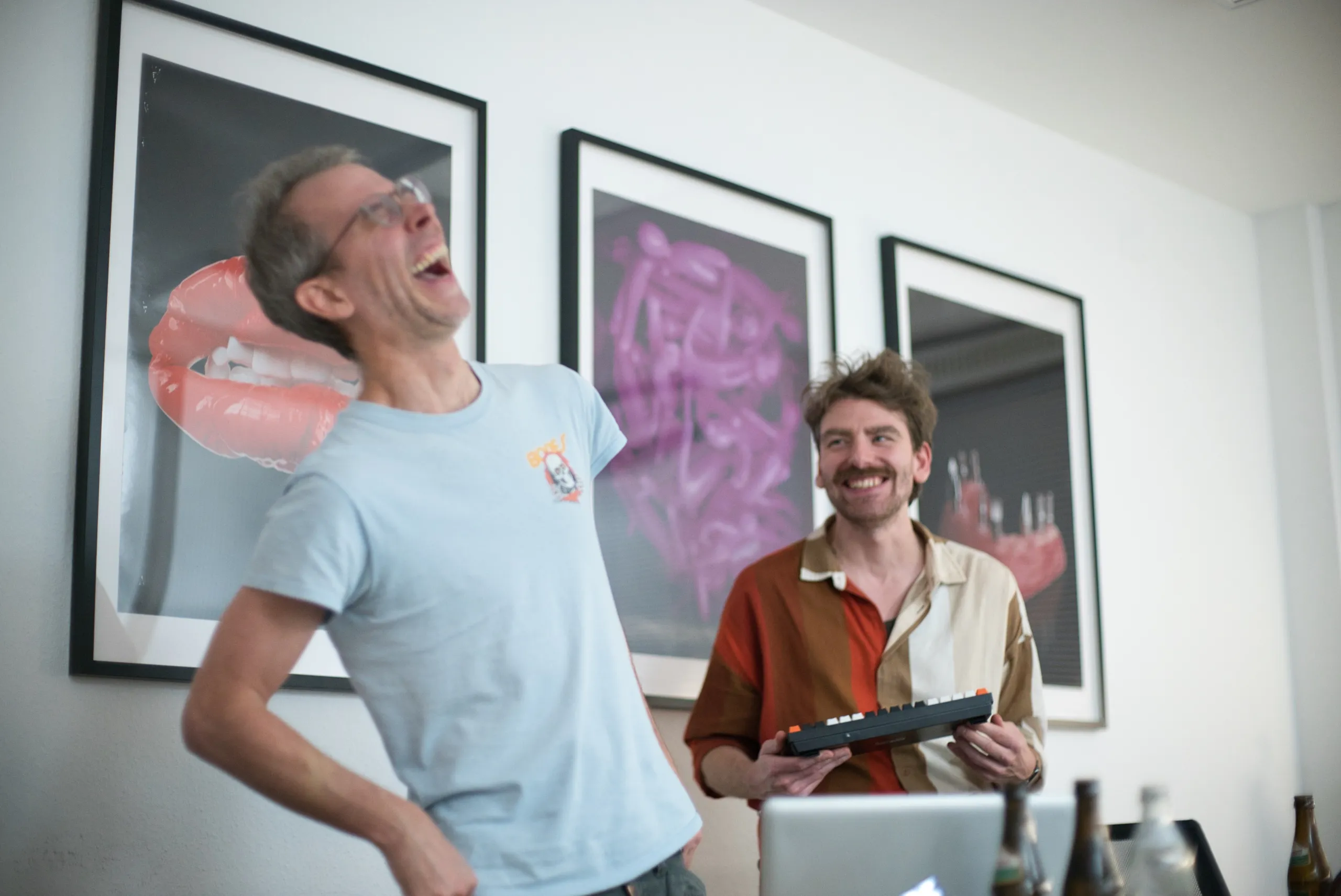 Zwei lachende Typen.