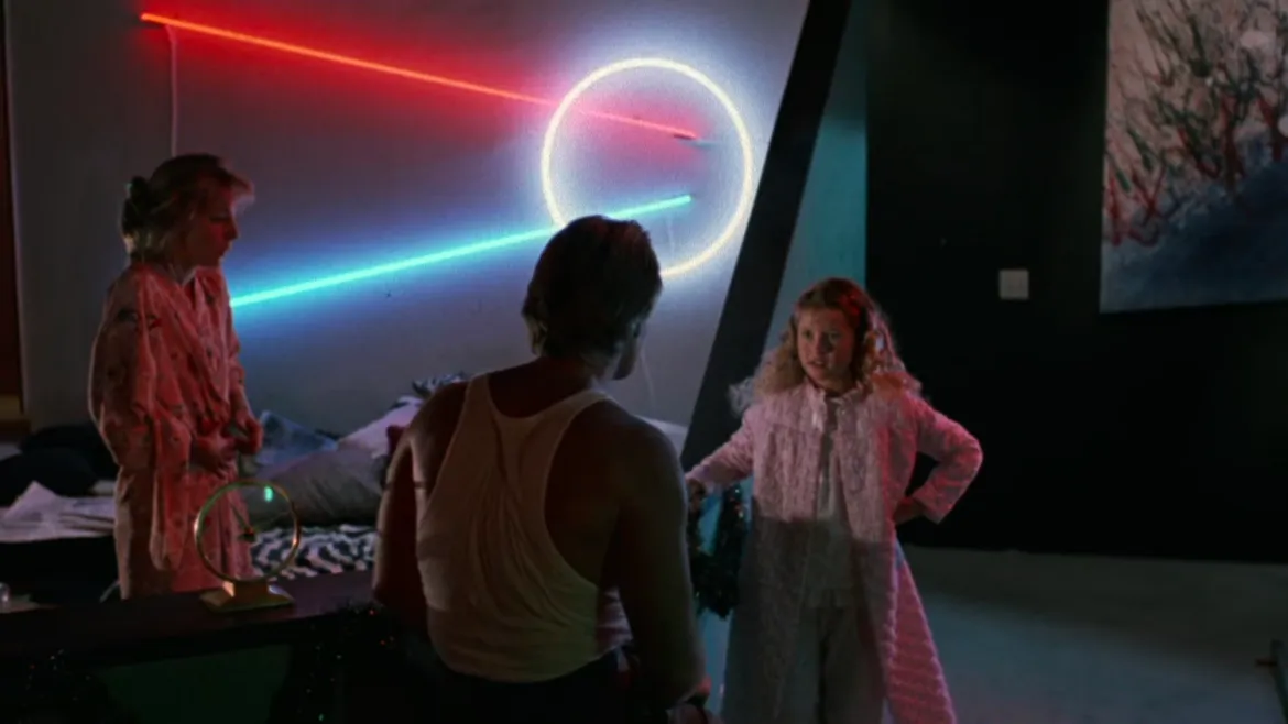 Der Held im Gespräch mit seinem Polizeichef, der in der Gestalt eines 8 jährigen Mädchens in die Vergangenheit gereist ist. Fragt nicht.